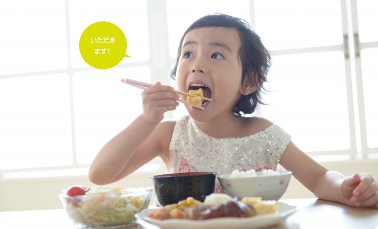大きな口で朝食を食べる女の子