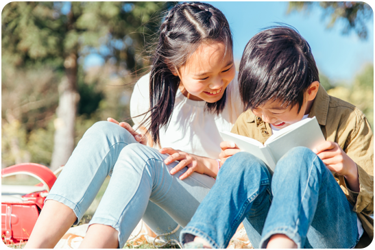 子どもたちとの関わり合い（下校中に仲良く読書）
