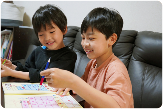 『学び』って？（楽しく勉強する子どもたち）